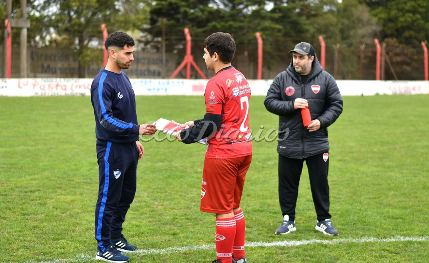 El capitán de Mataderos, entrega una ofrenda a Hernán Paicil, representante de Independiente de San Cayetano