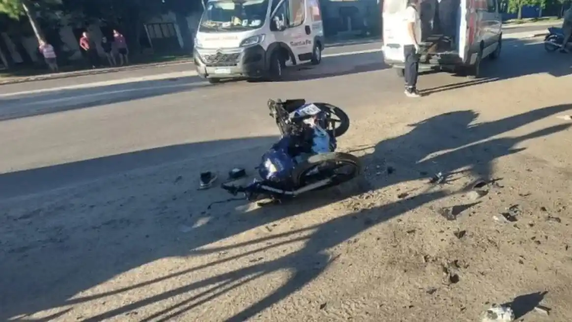 Como consecuencia del impacto, el motociclista perdió la vida en el lugar.