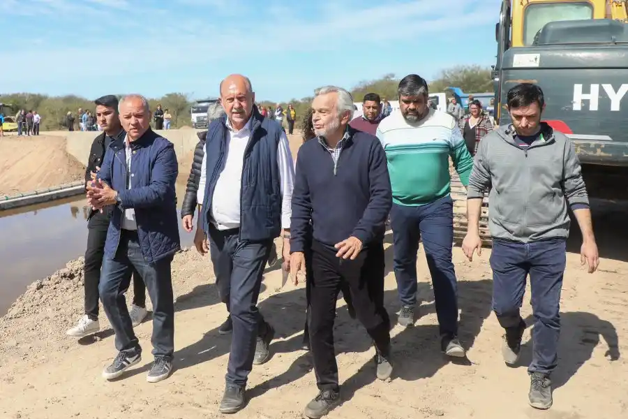 Posteriormente, Perotti se trasladó a localidad de Laguna Paiva para recorrer la obra del azud nivelador en la localidad.