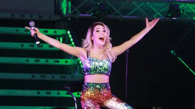 A pesar de la polémica, Lali Espósito canta frente a la Catedral de La Plata