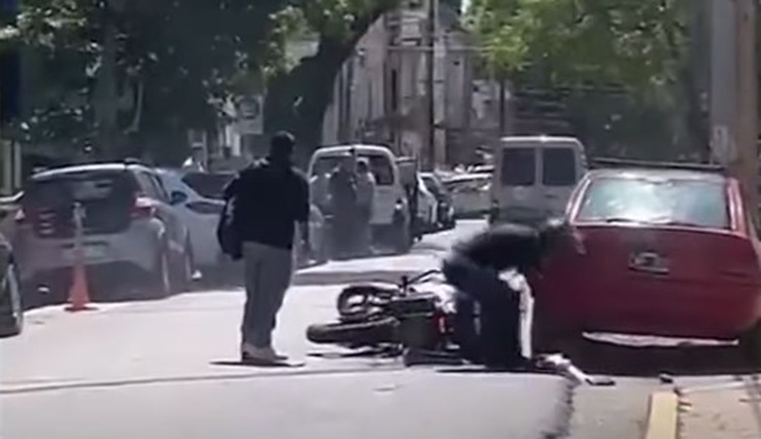 Video: le robaron la moto, persiguió a los ladrones y tras un violento forcejeo logró recuperarla