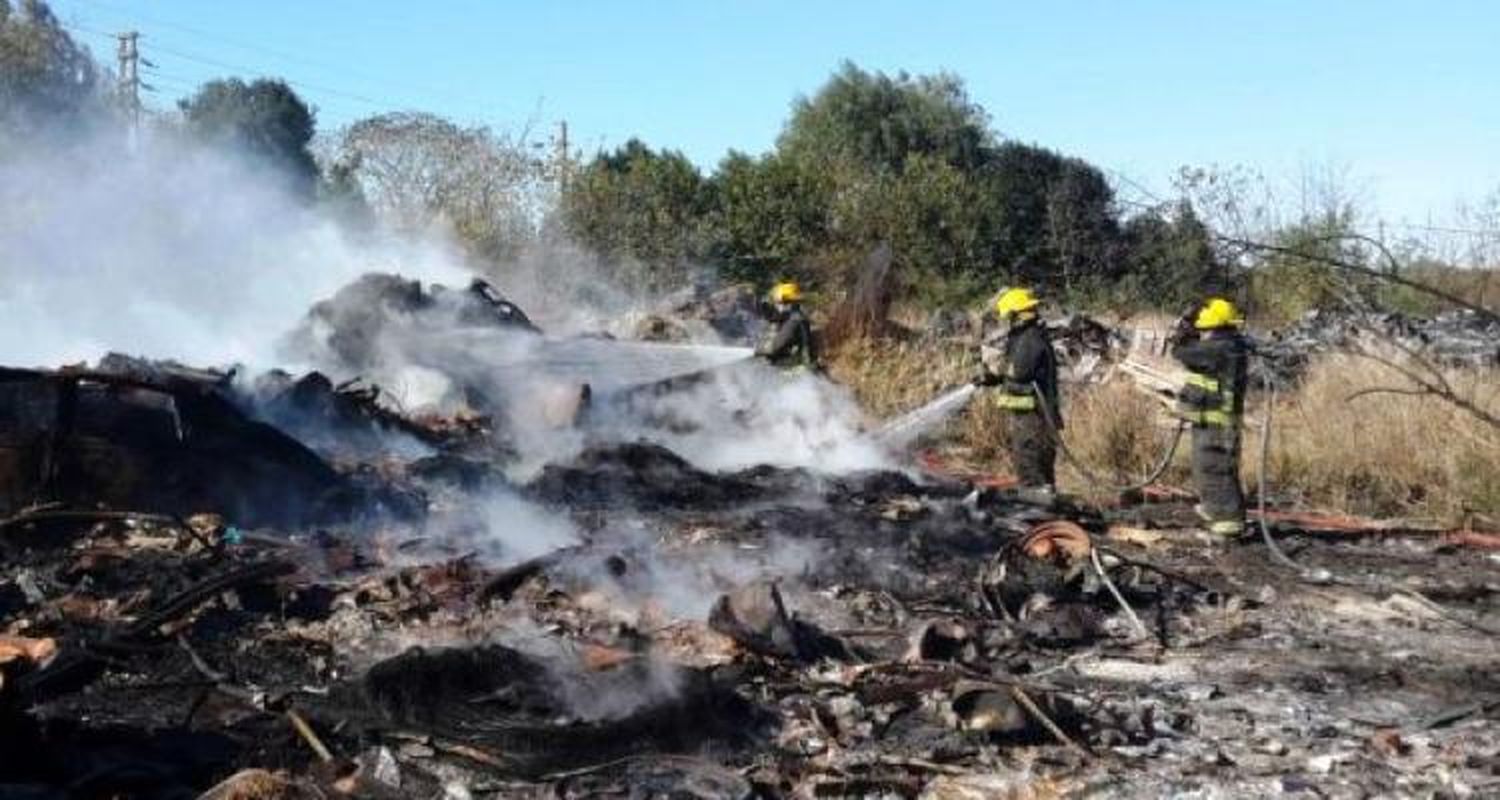 Bomberos volvió a intervenir en el incendio de un predio en Crucero General Belgrano