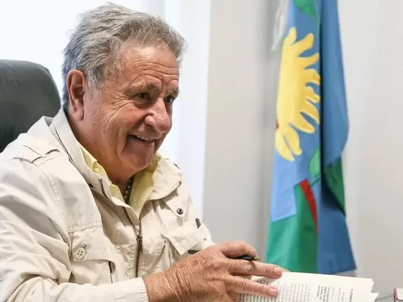 Duhalde llega a Mar del Plata para presentar la reedición de su libro “Memorias del incendio”