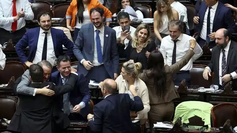 El festejo del bloque libertario una vez terminada la votación en particular.