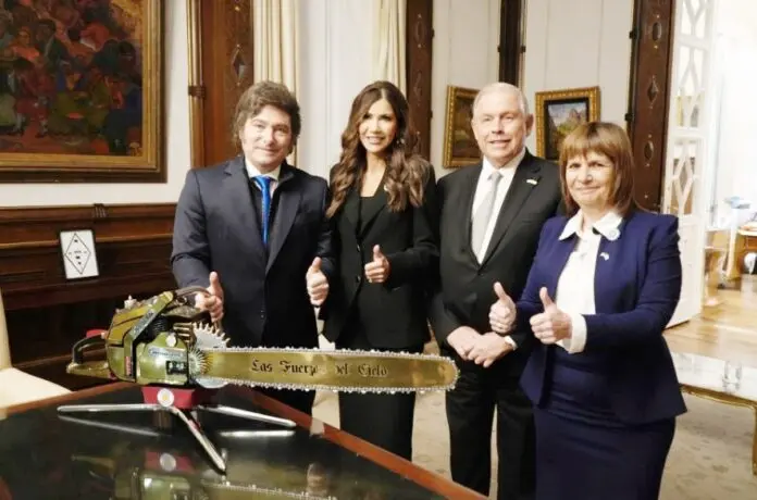la Secretaria de Seguridad Nacional de los Estados Unidos, Kristi Noem, quien fue recibida en Casa Rosada por el Presidente Javier Milei y los ministros Patricia Bullrich y Gerardo Werthein