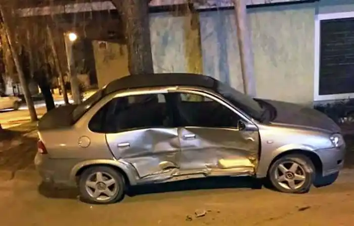 Destruyó dos vehículos y se dio a la fuga