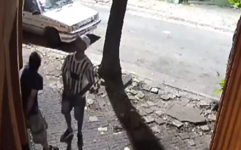 En las imágenes, se observa cómo uno de los delincuentes le hace "piernita" al otro.