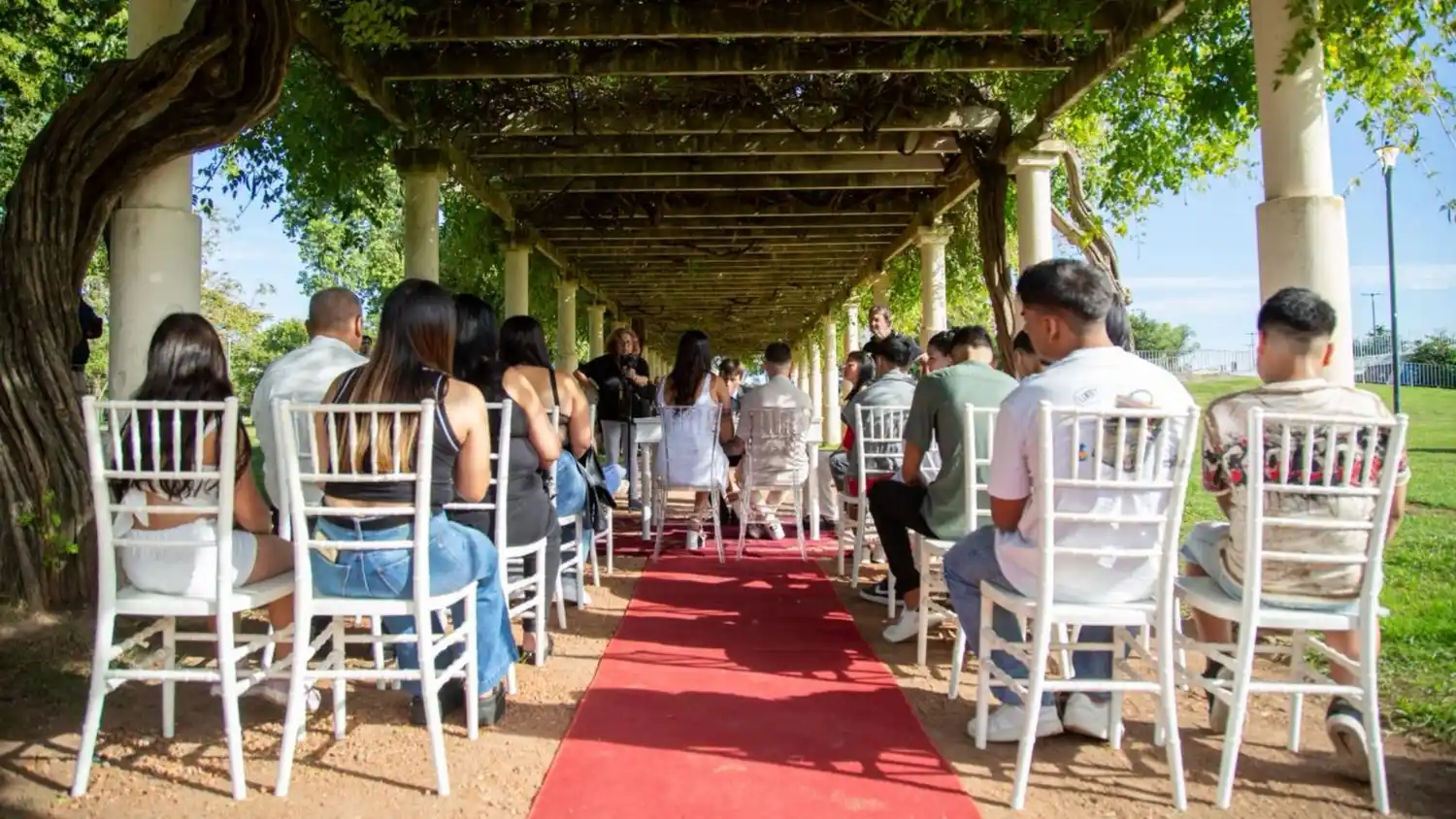 Casate con tu ciudad como testigo: el Parque Alem albergó diez ceremonias este viernes
