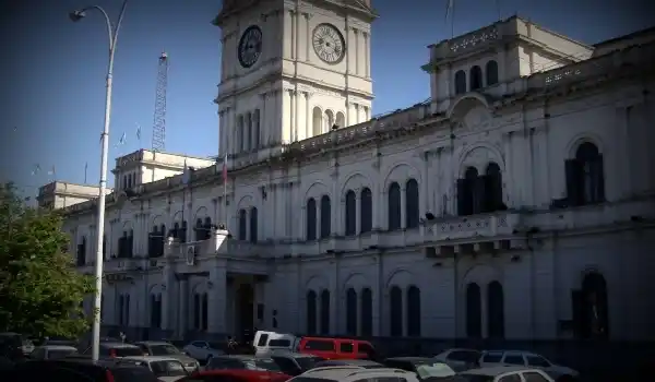 Proponen una ley para fijar los salarios de funcionarios  