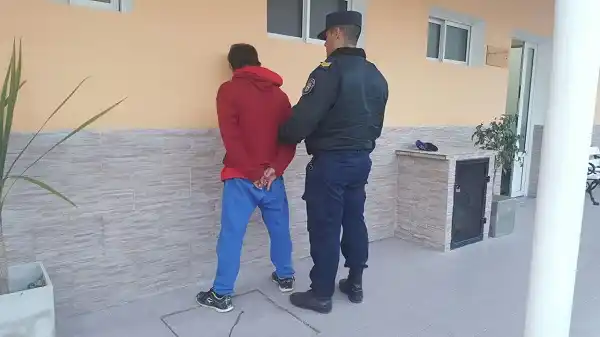 Detienen a delincuente con amplios antecedentes intentando abrir un auto