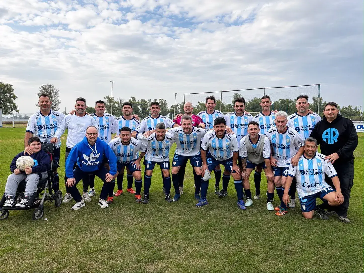 La Crema lidera el Clausura del fútbol Senior. Foto:AR