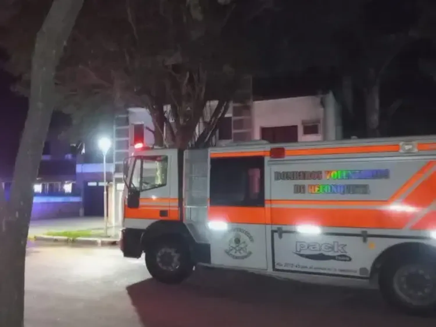 Una mujer fue rescatada de un incendio en un segundo piso