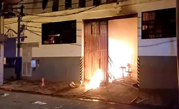 Incendio en una pañalera de Lomas del Mirador: colapsó el techo, evacuaron vecinos y las imágenes son impactantes