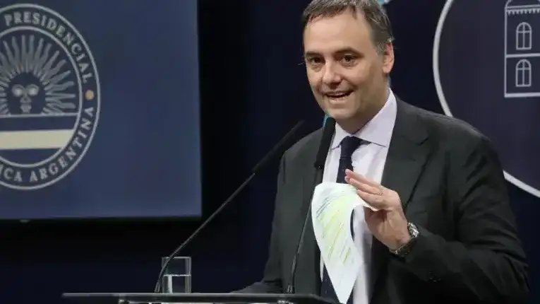 Adorni volvió a dar una conferencia de prensa, pero se negó a explicar el origen de su abrupto crecimiento patrimonial