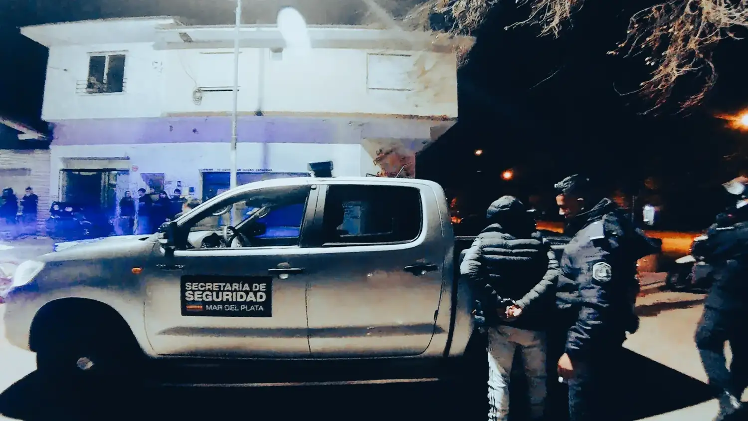 Intentó escapar de un control, se escondió en una casa y le encontraron droga