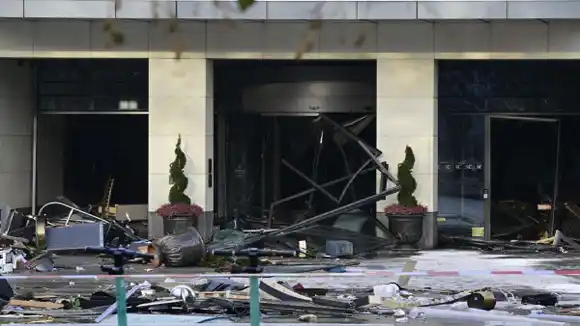 Un acuario GIGANTE ESTALLA en un hotel en el corazón de Berlín (+FOTOS)