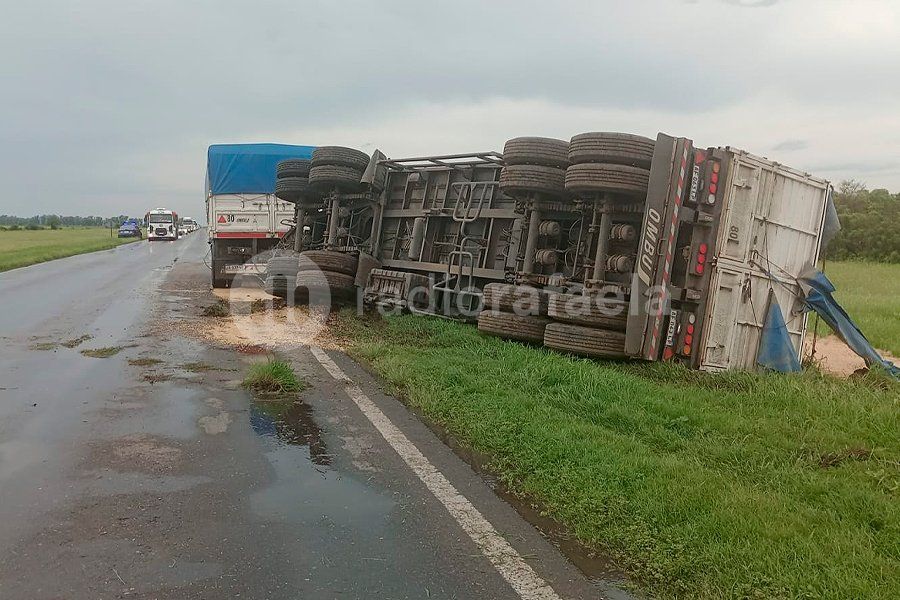Ruta Nacional 34: un auto y un camión rozaron y el acoplado terminó volcado