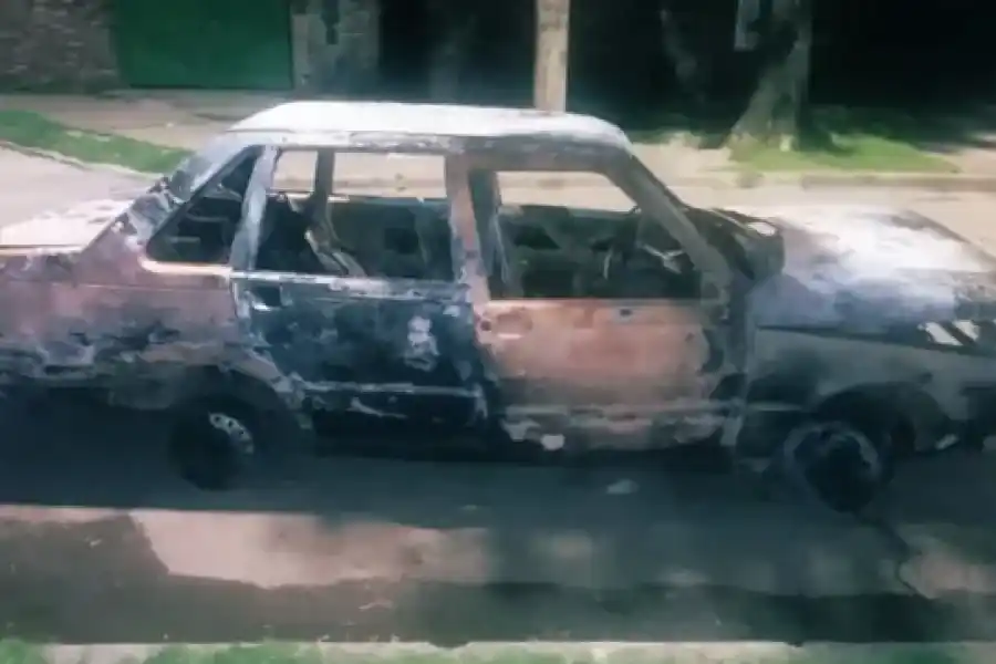 Encontraron un auto completamente incendiado e investigan si fue usado en el crimen del playero en Rosario