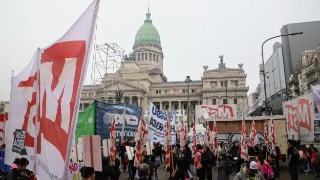 Tensión en el Congreso: la policía extiende el vallado para contener a los manifestantes