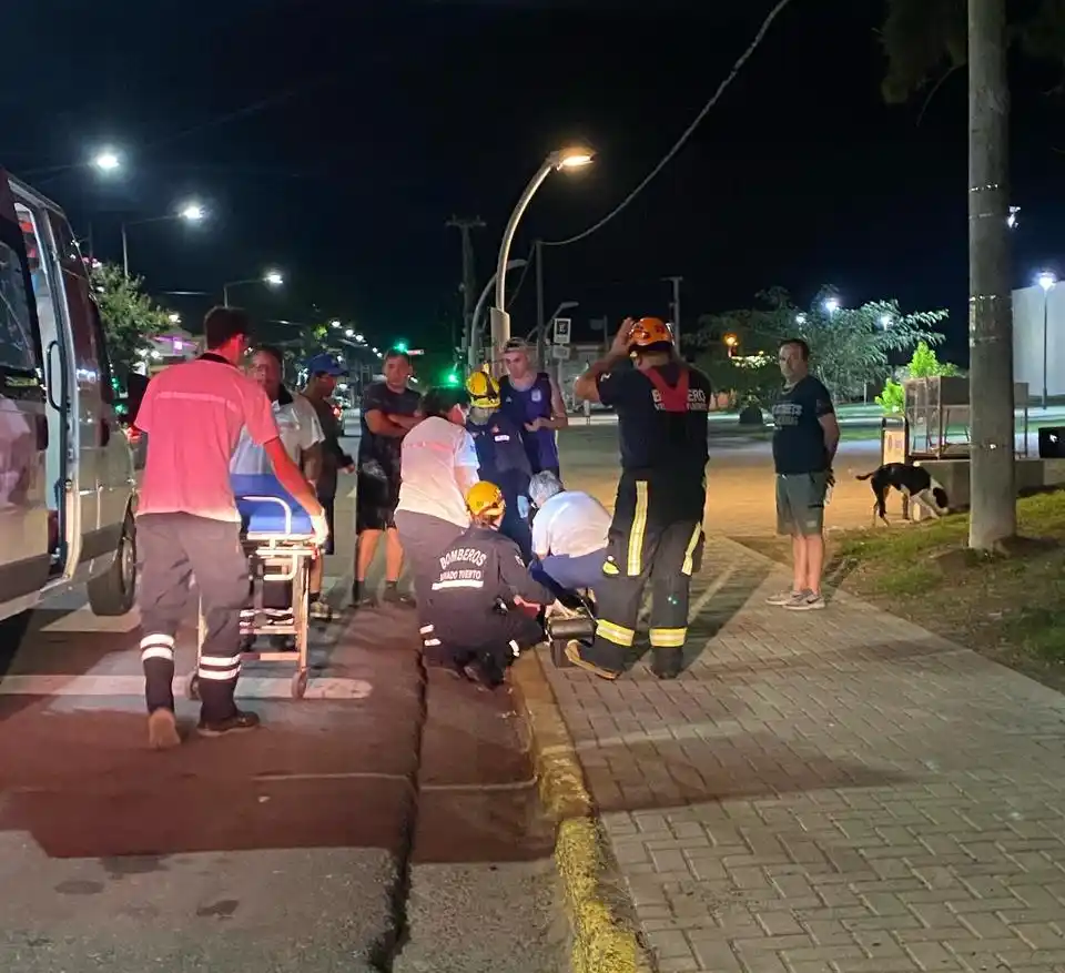 Los servidores públicos asistiendo a una de las accidentadas.