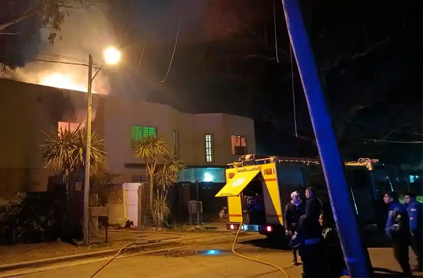 Trasladan a una mujer con quemaduras en rostro y cuello tras incendio de su casa