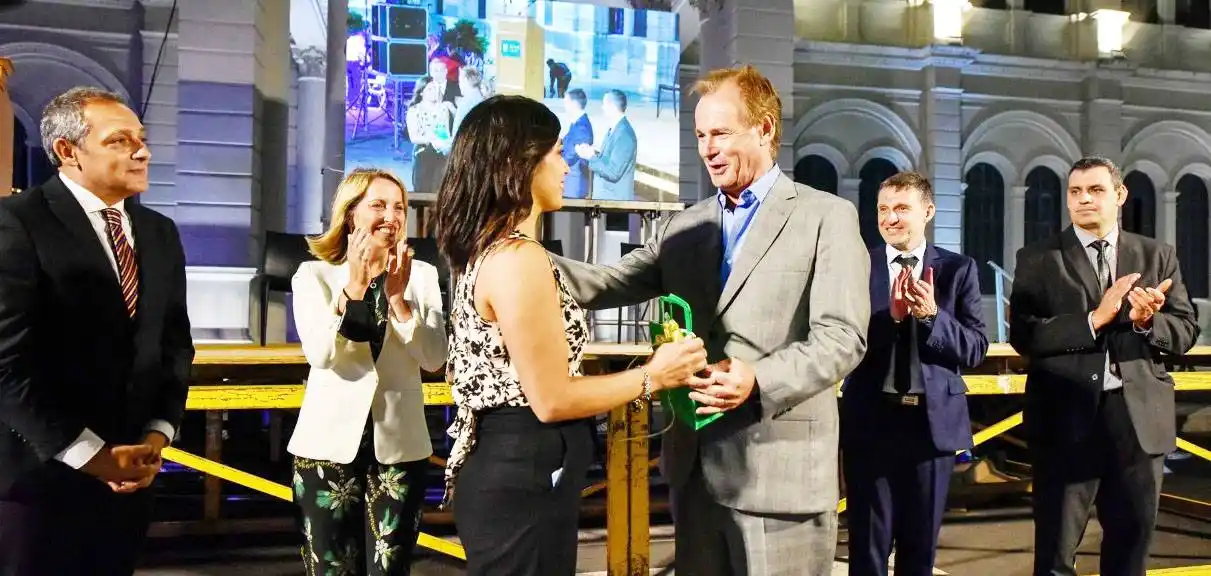 Recibieron sus diplomas los egresados de la carrera de Enfermería, en la histórica Plaza Mansilla