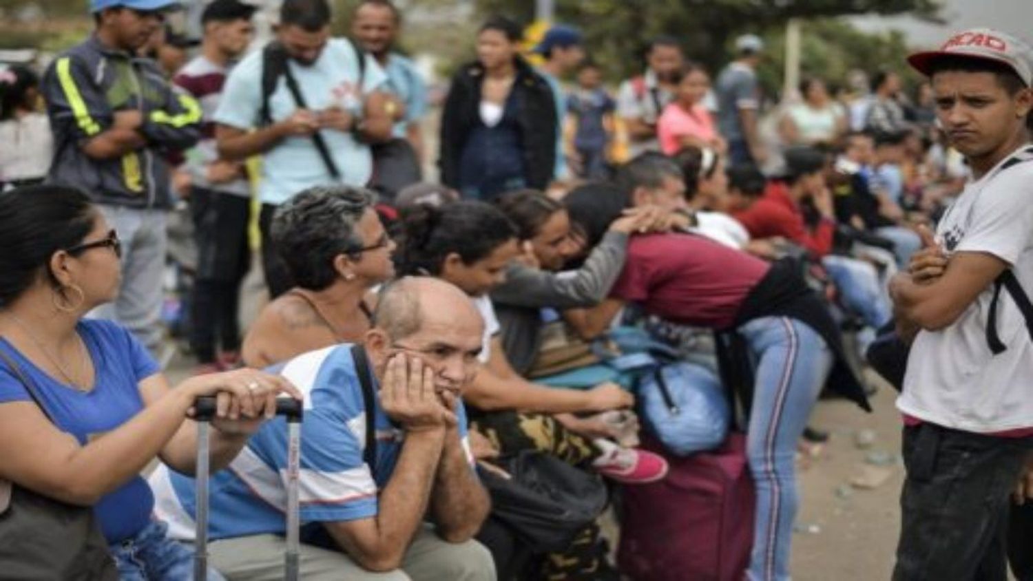 LOS DESPOJARON DEL DINERO: migrantes venezolanos detenidos en Guatemala son liberados en frontera con Honduras