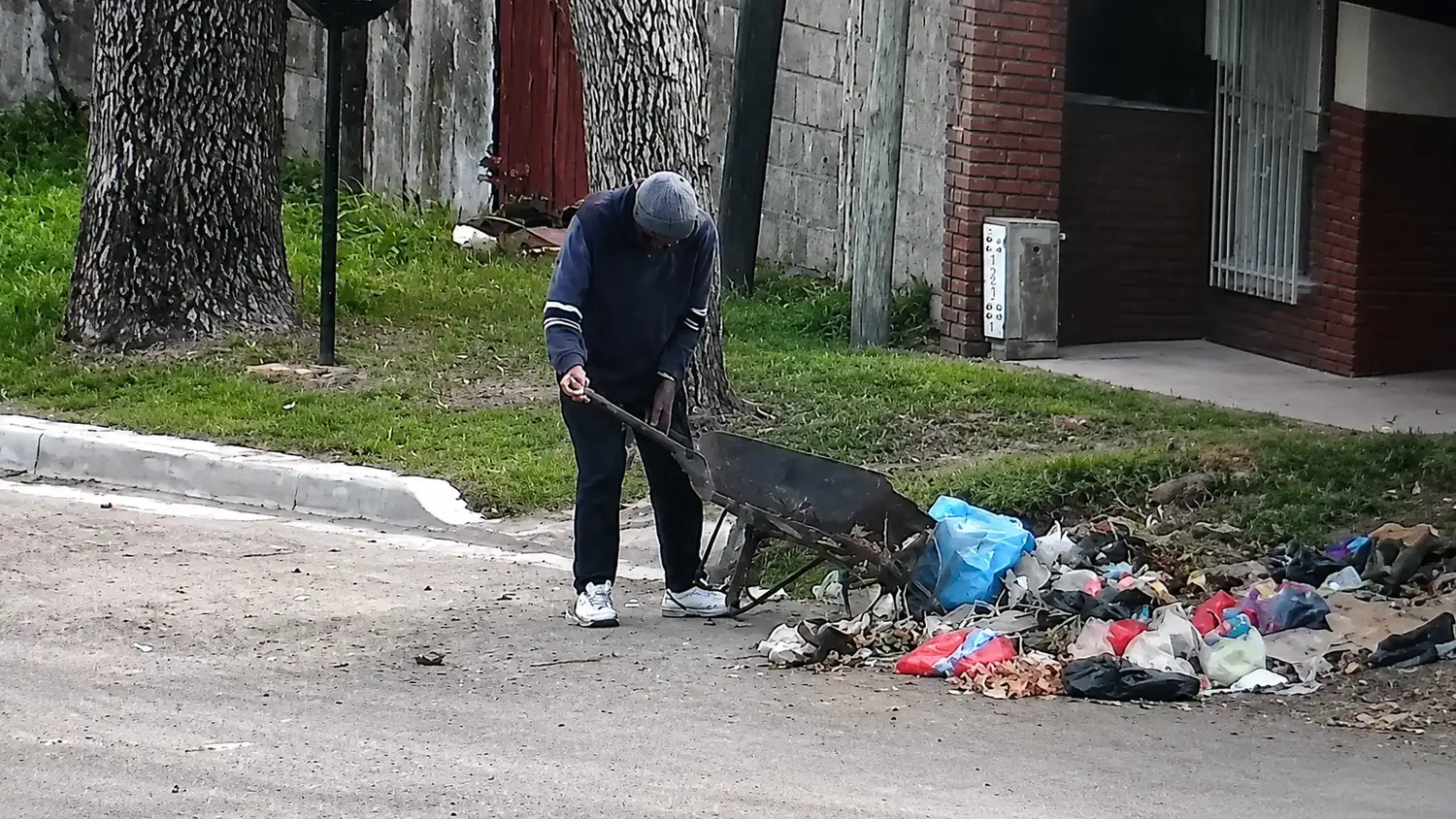 El hombre fue captado por las cámaras de seguridad.
