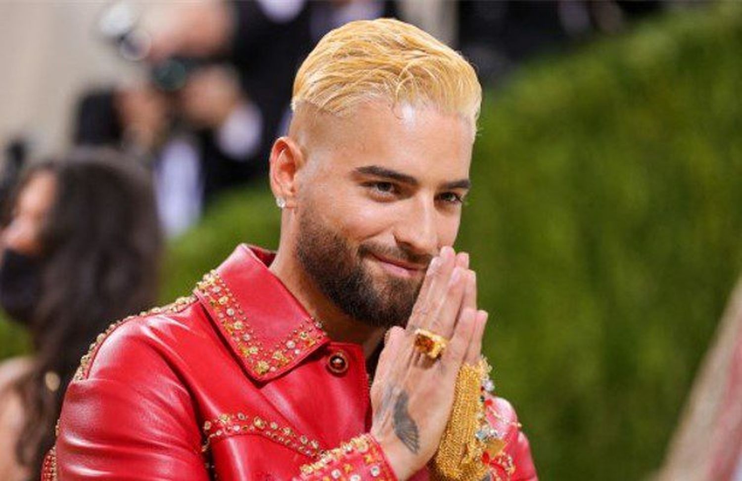 ¿Se casa? Esta fue la roca que le entregaron a Maluma (Video)