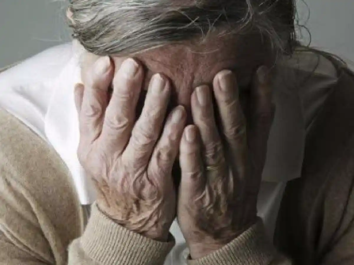 Con un "cuento del tío" le robaron más de un millón de pesos a una anciana en Salta