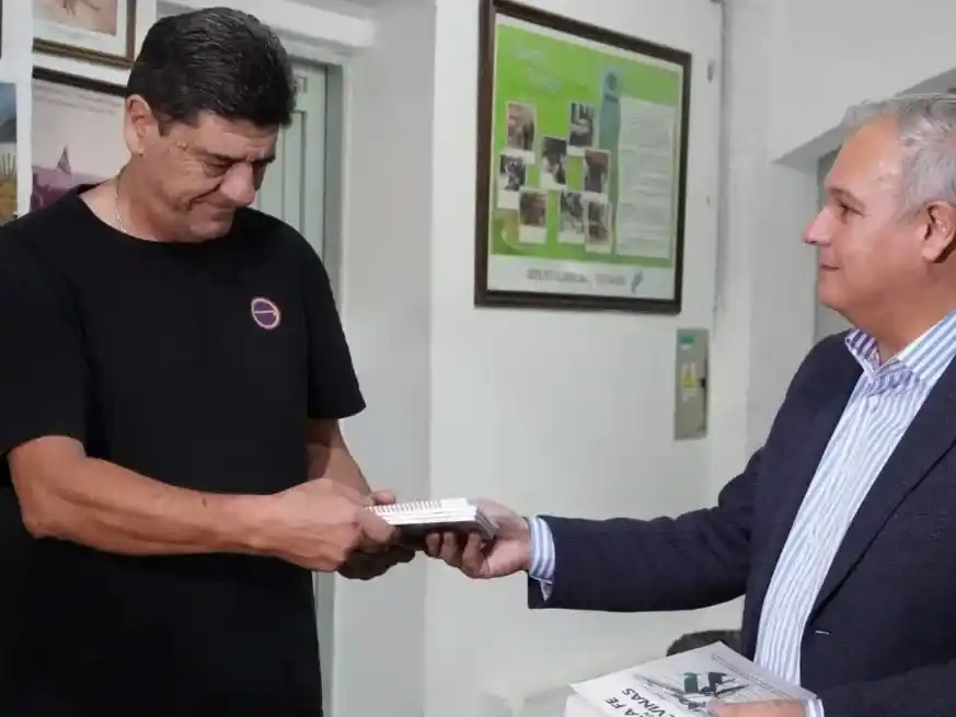Schweighofer recibió como obsequio el libro “Malvinas en Santa Fe.