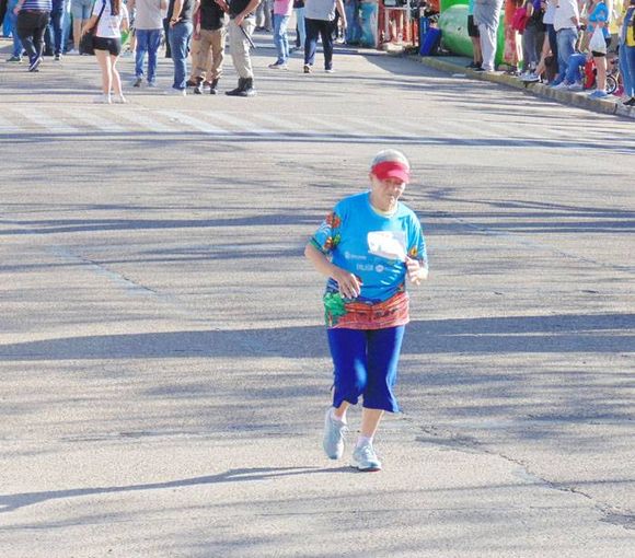 Con sus 74 años hizo el recorrido completo del Maratón de Reyes