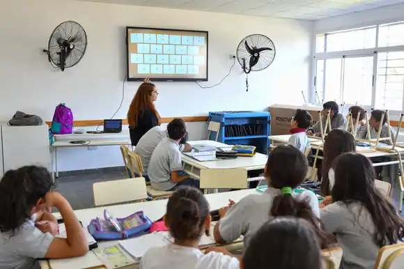 La Escuela Secundaria N°3 revoluciona su forma de enseñar con notebooks y pantallas interactivas