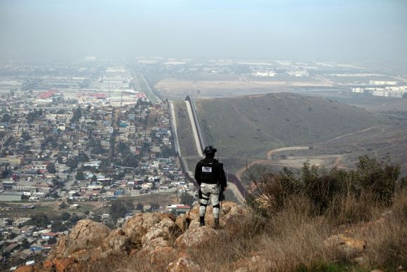 NUEVA CRUZADA ANTIMIGRANTES: EE.UU. desplegará otros 600 militares en la frontera con México