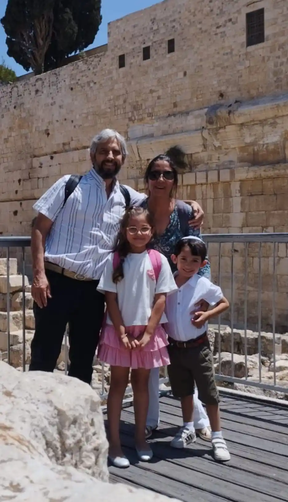 Martín, Roxana y sus hijos en el Muro de los Lamentos, Jerusalén-