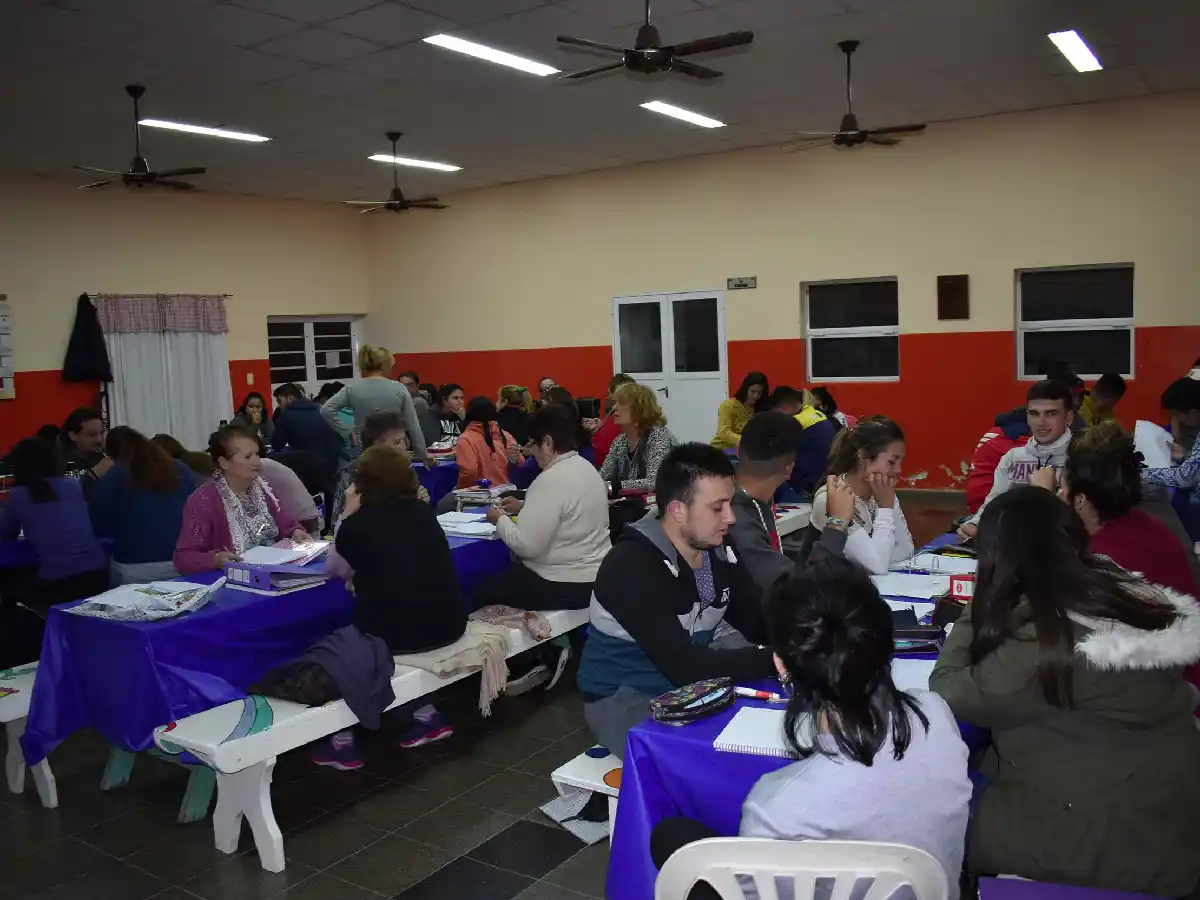 Devoto: 60 alumnos tienen clase en el comedor y piden hacer dos divisiones    