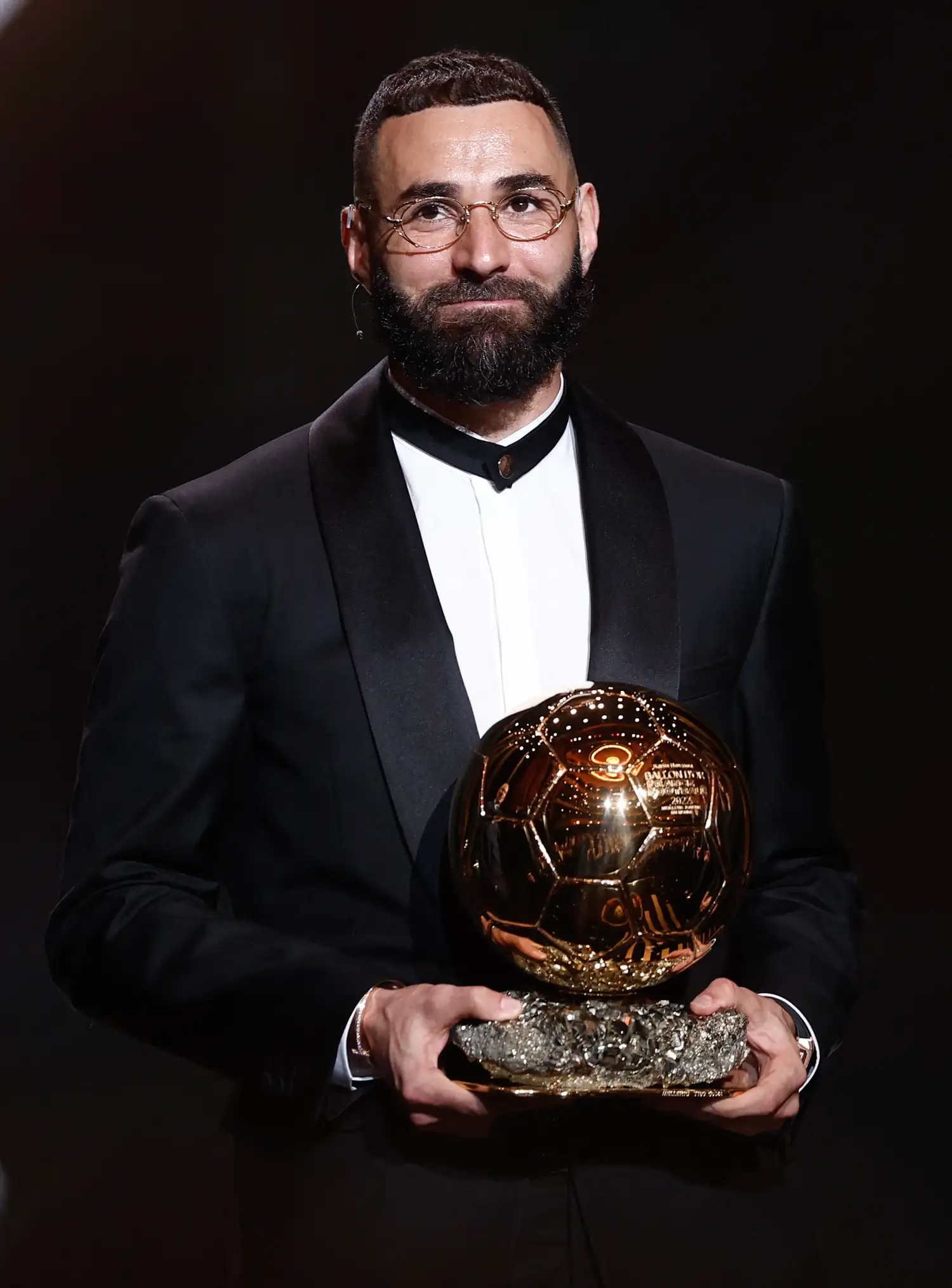 Benzema con su galardón.