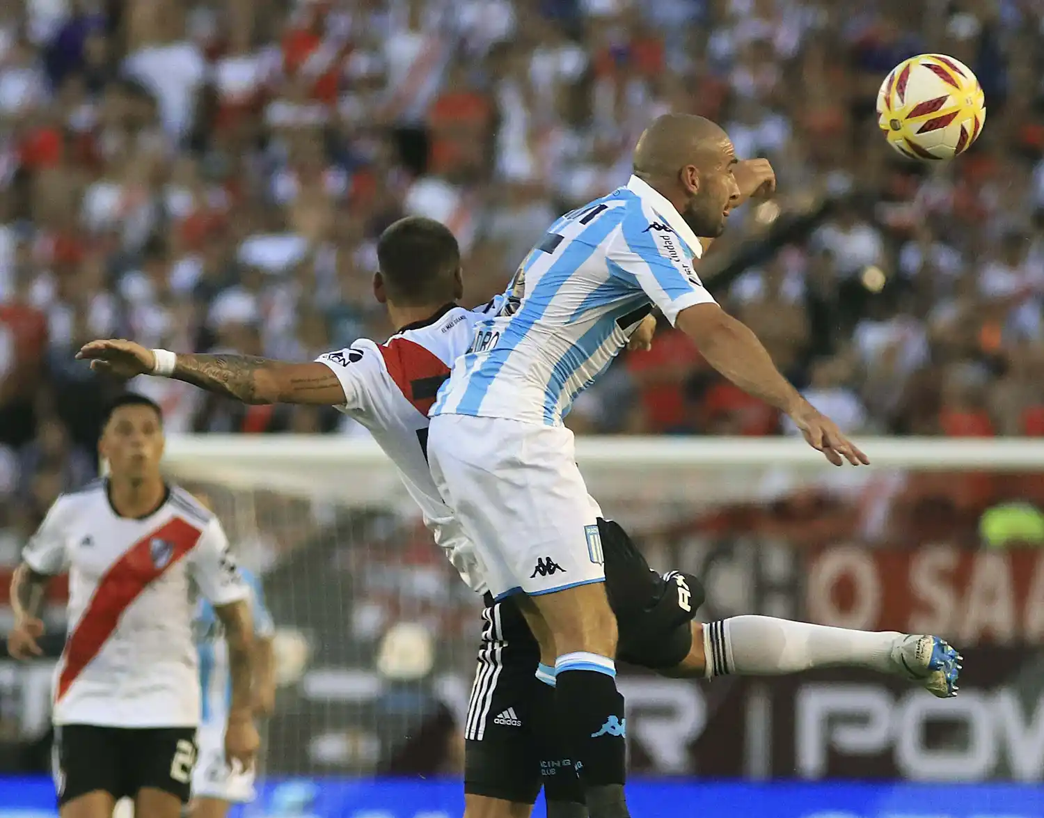 Racing busca un triunfo que lo devuelva a la cima