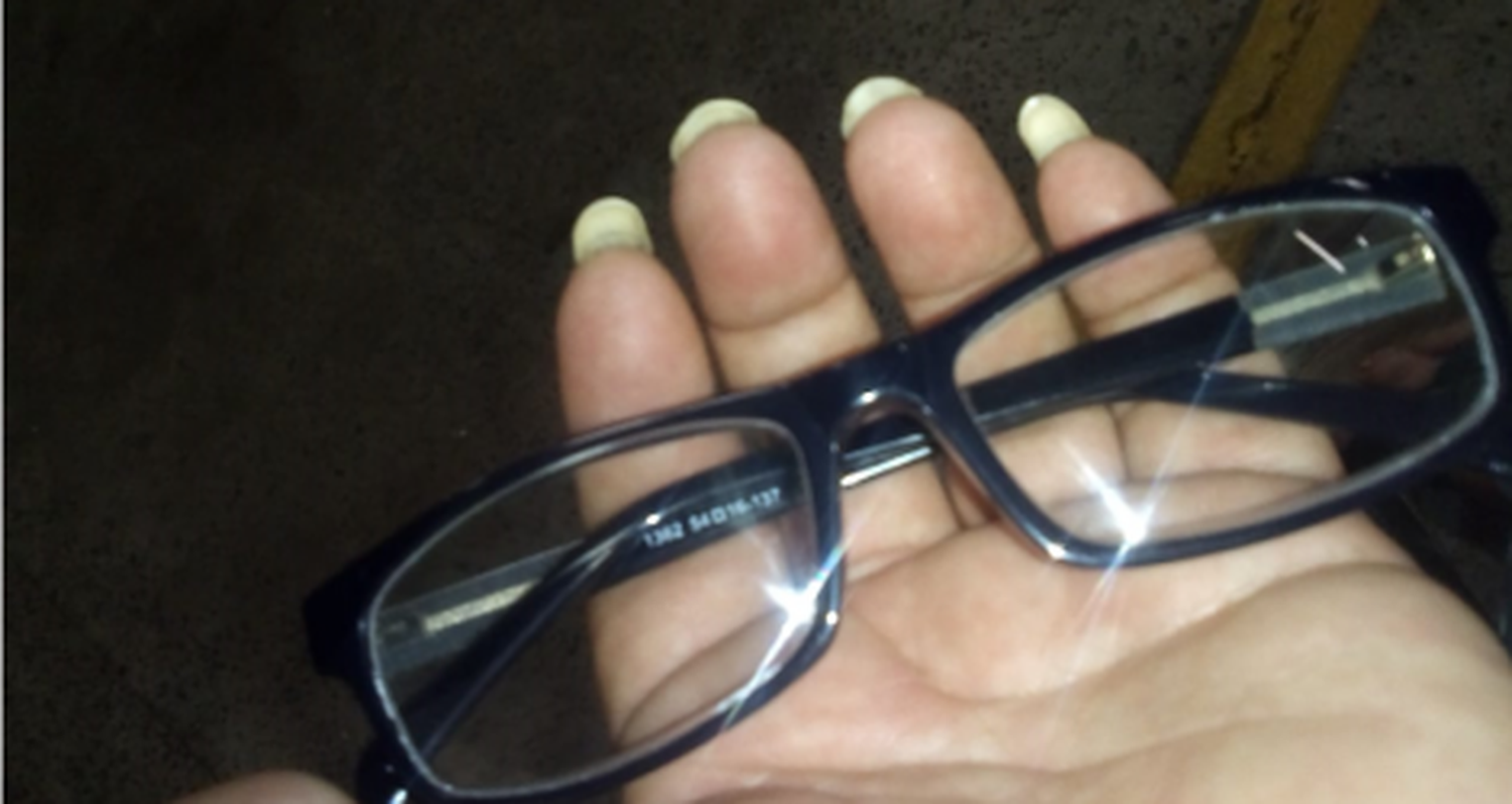 Lentes encontrados en estacionamiento de supermercado