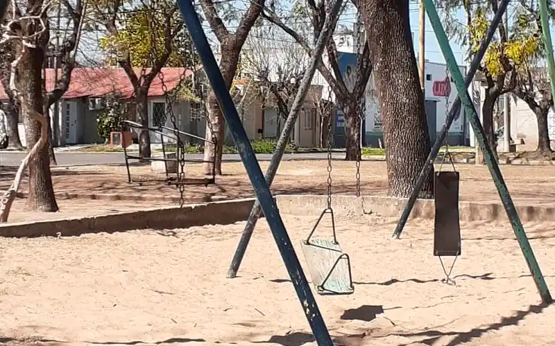 Plaza Martín Fierro: “Una pena las hamacas”