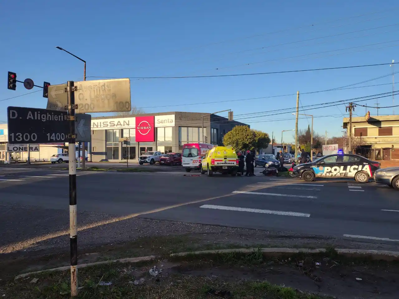 Los servidores públicos trabajando en el lugar del accidente.