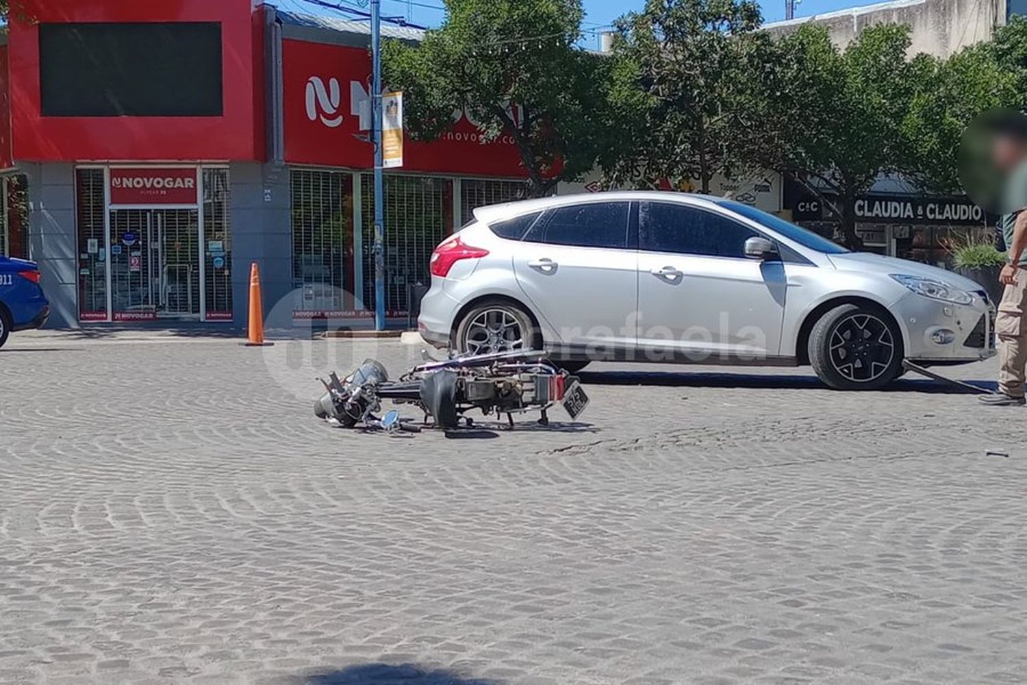 Choque en pleno microcentro: una motociclista terminó hospitalizada