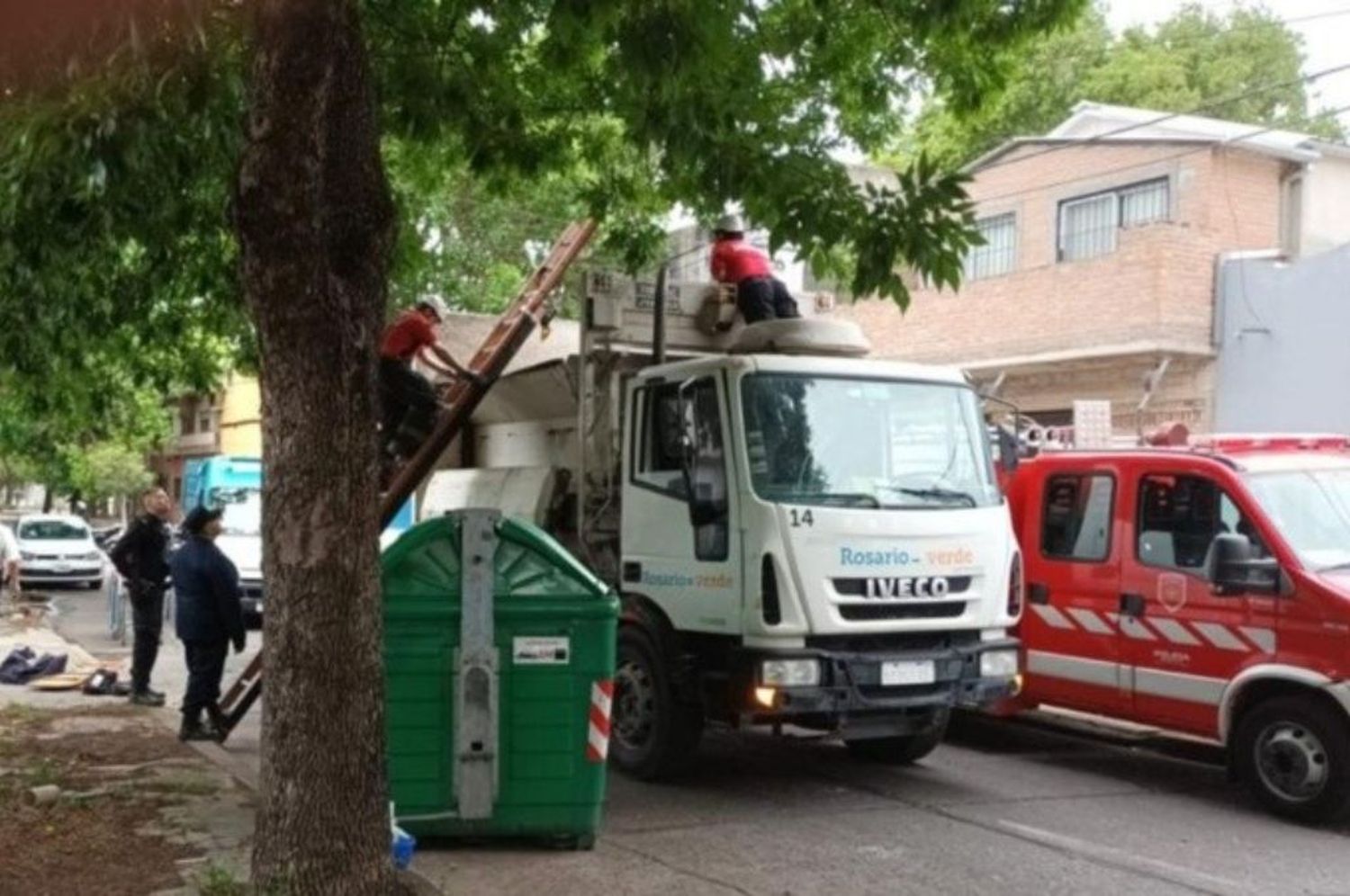 Rosario: detuvieron a dos recolectores que levantaron un contenedor con una persona en su interior durmiendo