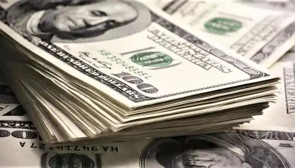 El dólar cerró agosto en $1.360 con una baja de 1,1% en el mes