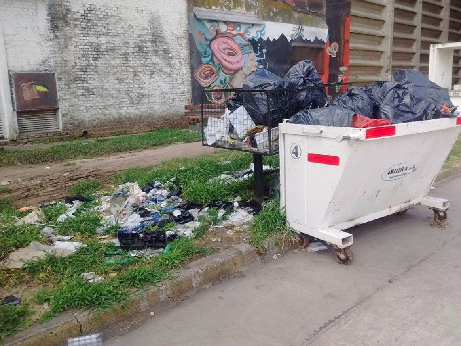 Aunque existe un contenedor, la basura  sigue siendo un problema en la terminal 