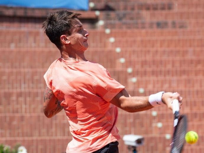 Camilo Ugo Carabelli está en 8° de final en el ATP de Bastad