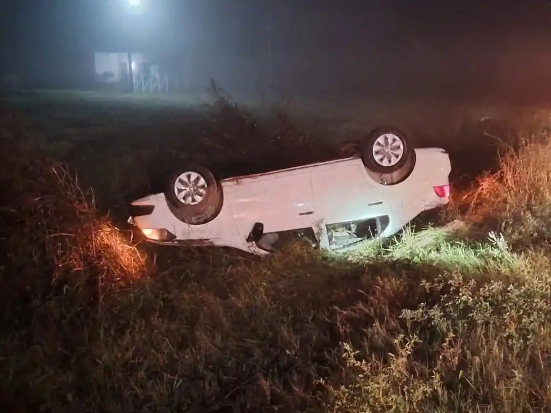 Madrugada accidentada en la Ruta 40: un herido tras el vuelco de un vehículo en Marcos Paz