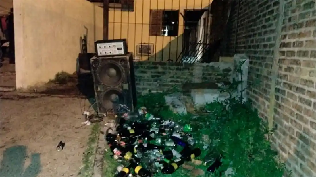 Intervinieron una fiesta clandestina en un domicilio: había casi 100 personas