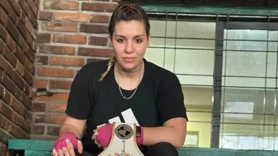 “La Leona” Ramírez con su cinturón de Campeona Latina de la WPC