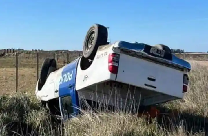 El móvil. Terminó su trayecto al costado del camino de tierra, días atrás